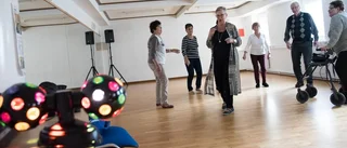 De träffas och dansar disco