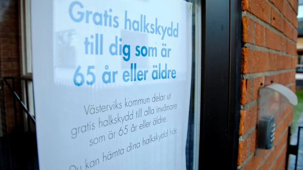 Utdelning. Västerviks kommunhus (bilden) är ett av de ställen där gratis halkskydd delas ut.