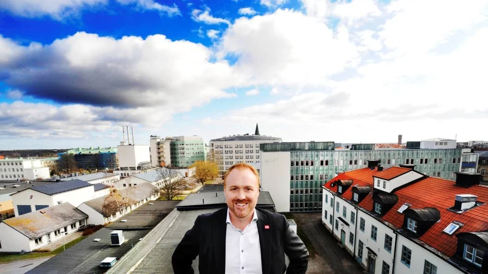 Ny. När Henrik Holmberg tillträdde som chef 2012 klättrade han upp på taket vid en intervju i VT.