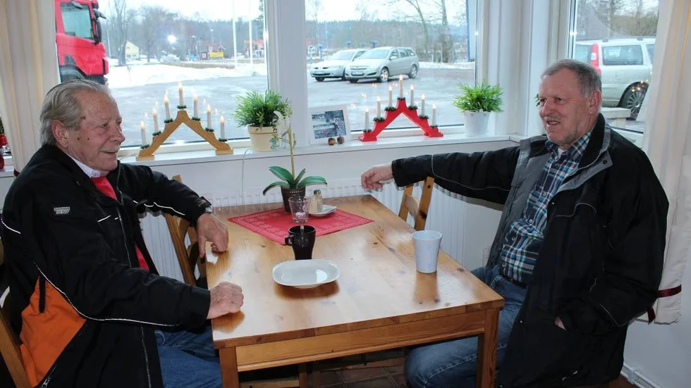 Dricker kaffe. Håkan "Tvilling" Karlsson och Bertil Johansson fikar och utbyter lite information.