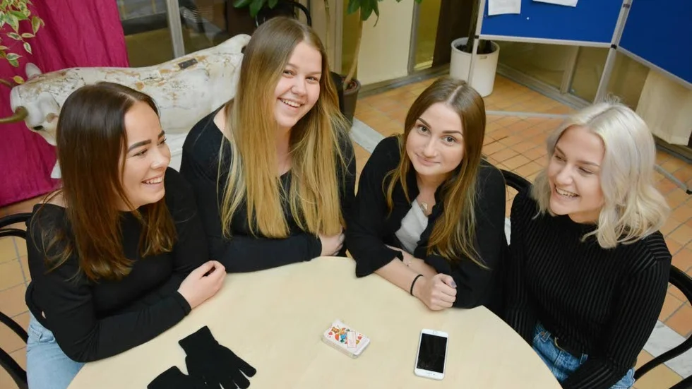 Rökning. Det råder delade meningar runt bordet. Från vänster: Nora Zühlke, Clara Kinnander, Astrid Antonsson och Lovisa Engblad.