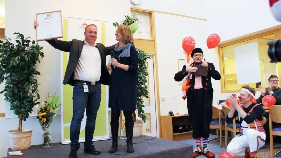 Vinnare. Västerviks sjukhus är landets bästa mellanstora sjukhus med förlossningsvård. På onsdagen tog sjukhuschef Henrik Holmberg emot priset av Katarina Ekspong på Dagens Medicin.