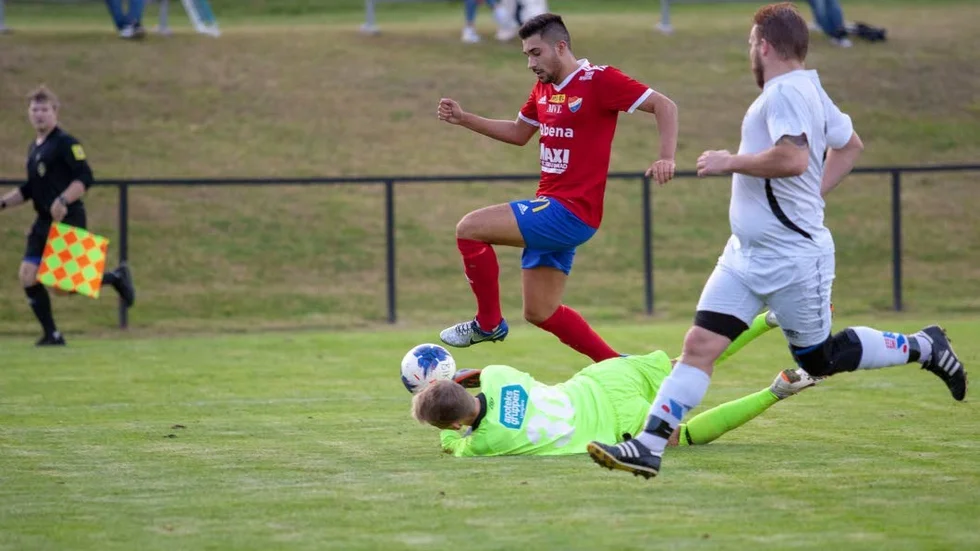 Davor Jelic vinner en duell med målvakten sekunderna innan 4-0.