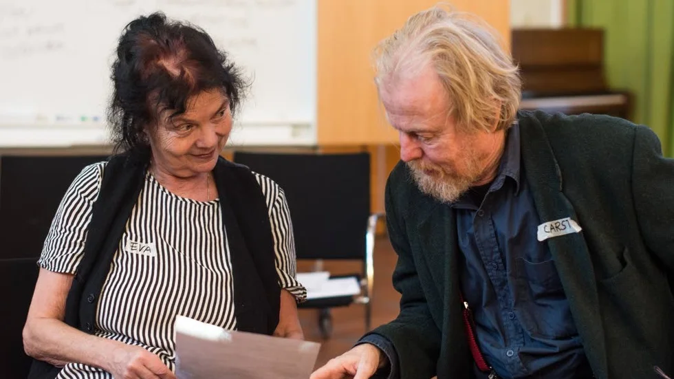 Samarbetar. Regissören och skådespelaren, Eva Gröndahl, och dramaturgen och manusförfattaren, Carsten Palmaer, jobbar tätt ihop med den nya pjäsen som speglar hungerupproret i Västervik. Carsten provar nyskrivna scener på Eva och får direkt återkoppling kring vad som fungerar och inte.