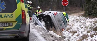Bil voltade – man förd till sjukhus