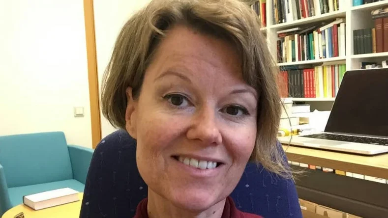 Professor. Åsa Arping, från Västervik, har nått så långt man kan komma i den akademiska världen. Sedan årsskiftet är hon professor, i litteraturvetenskap.