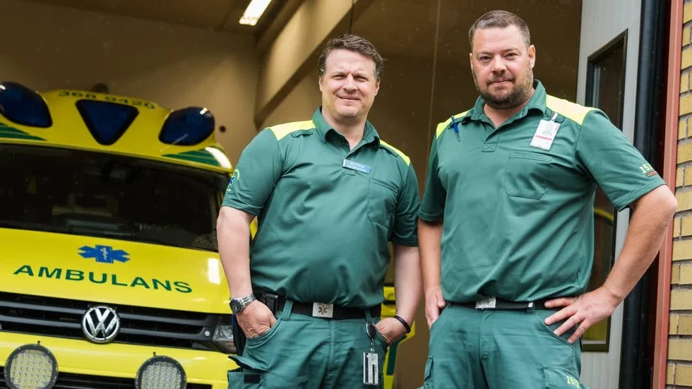 Specialistkunskaper. Ambulanssjuksköterskorna Mathias Johnson och Henrik Ryheden riktar kritik mot bromsad kompetenshöjning.