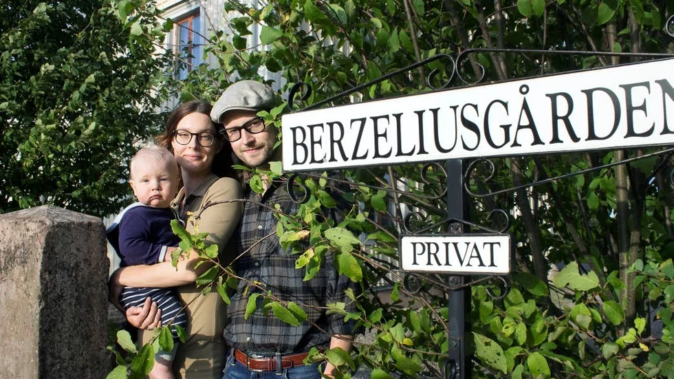 Berzeliusgården har anor från 1700-talet. Den kände kemisten Jöns Jacob Berzelius historia på gården omfattar bara 14 år. Vad mer har hänt här? undrar Ellen Sunne skär, Martin Granath och säkert också tio månader gamle Erik.