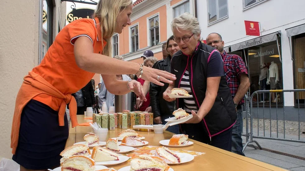 200 av 500 beställda tårtbitar i sparbankfärger gick åt redan efter en havltimma.