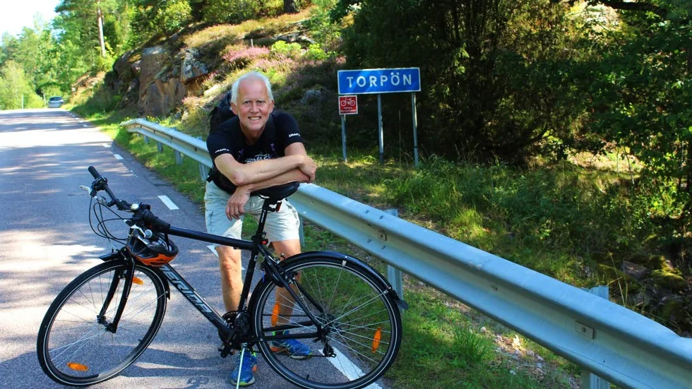 Torpön är som gjord för en cykelutflykt mitt i sommaren. Sommarbilagans Gunnar Hagberg har just passerat bron och är redo att undersöka och uppleva ön på sin hyrda caféracer.