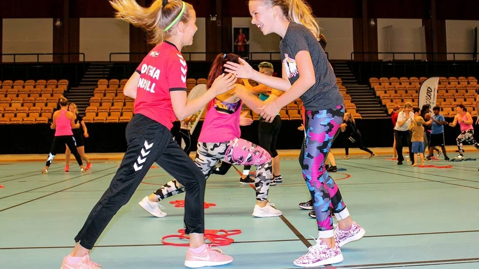 Nellie Holm och Bianca Reinholdsson är på plats på Korpens familjedag för att prova på nya aktiviteter.