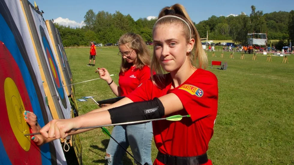Sista pilen avgjorde allt när Alma Lind vann över klubbkompisen Inez Jakobsson Hofer och vann guld vid junior-SM i Motala.