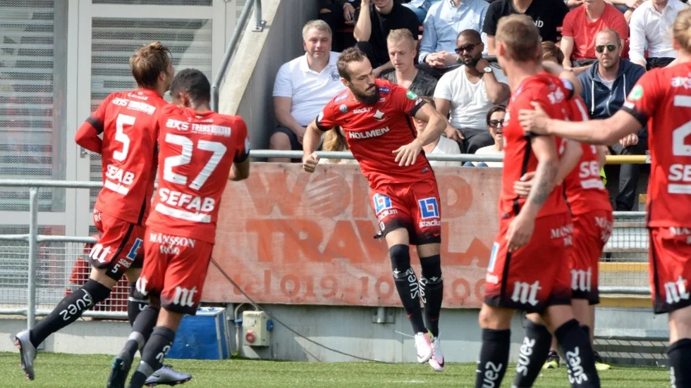 Emir Kujovic jublar efter 1-2-målet.