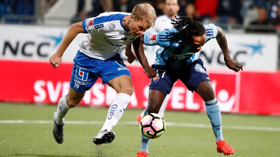 NORRKÖPING 2016-09-26 
Norrköpings Sebastian Andersson i kamp om bollen mot Djurgårdens Kebba Ceesay under måndagens allsvenska fotbollsmatch i mellan IFK Norrköping och Djurgårdens IF på Östgötaporten i Norrköping.
Foto: Stefan Jerrevång / TT / Kod 60160