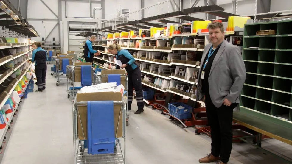 Postnord till nya lokaler i Mjölby. Distributionsområdeschef Roinne Asp i sorteringshallen.