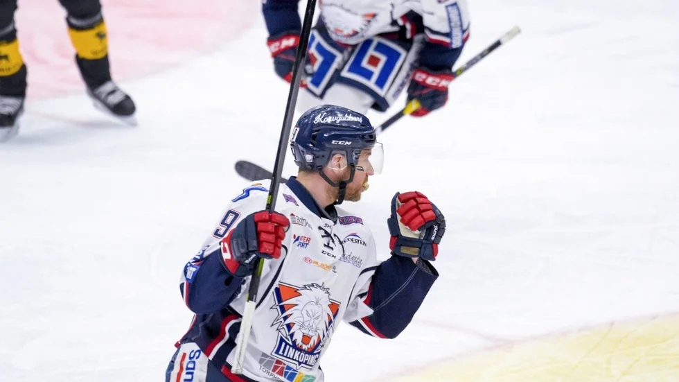 SKELLEFTEÅ 20190202
Linköpings Derek Roy jublar efter 0-1 målet under lördagens ishockeymatch i SHL mellan Skellefteå AIK och Linköping HC i Skellefteå Kraft Arena. 
Foto: Erland Segerstedt / TT  / kod 11344