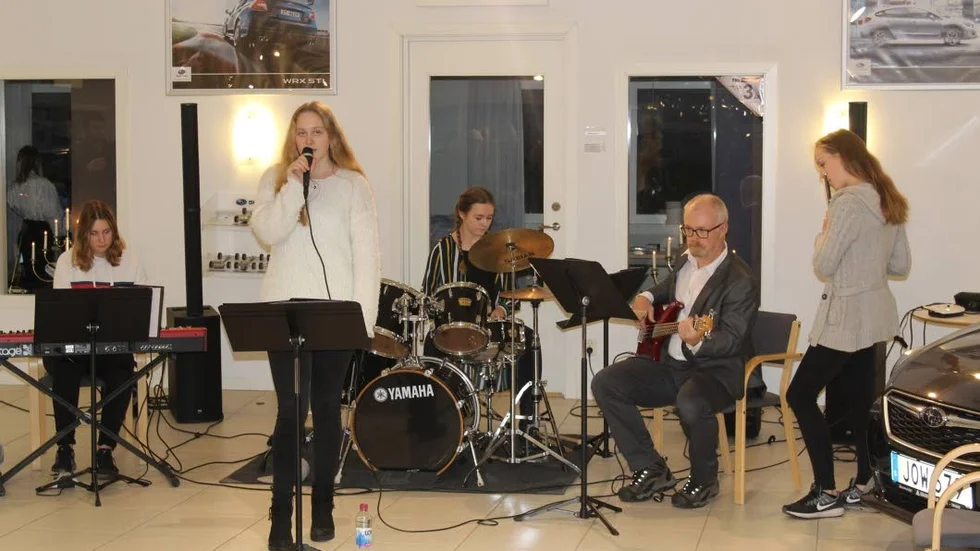 Bandet Tasty: Fr v Tova Niord, Emma Djerf, Ingrid Engå, musiklärare Mattias Engå och Matilda Andersson