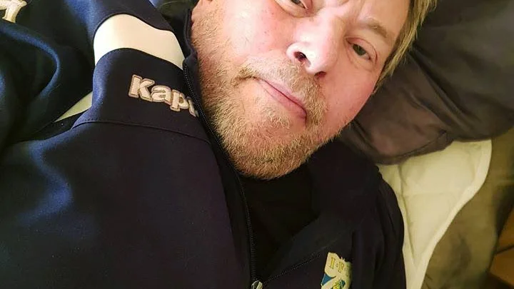 Janne Gylling har en obotlig

hjärnsjukdom och försöker

njuta av vardagen så mycket

det går den tid han har kvar.

FOTO: PRIVAT