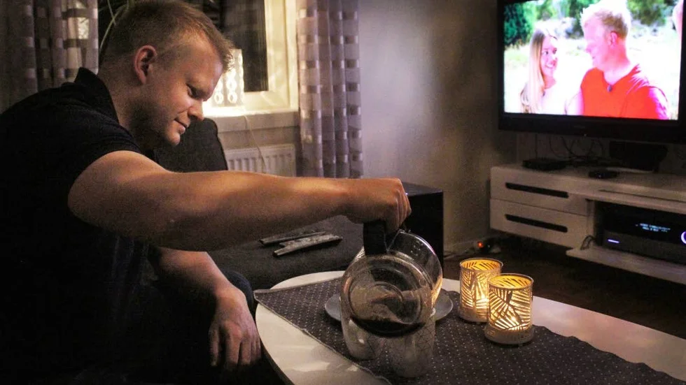 Programmet har precis rullat igång och Per Solberg häller upp kaffe inför avslöjandet.