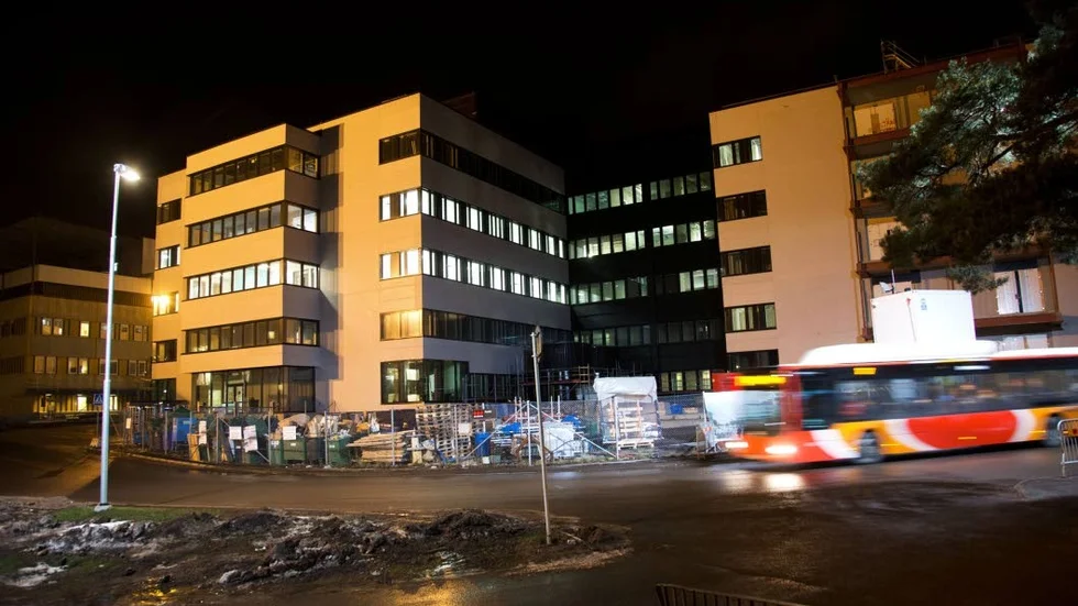 En anställd på US fick spott i ögonen från en hiv-smittad patient.