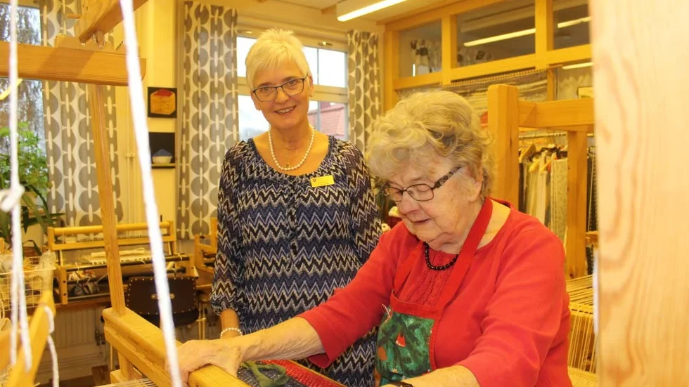 Lise-Lott Nordh och Maj Arvidsson vid en av västolarna på Solrosen