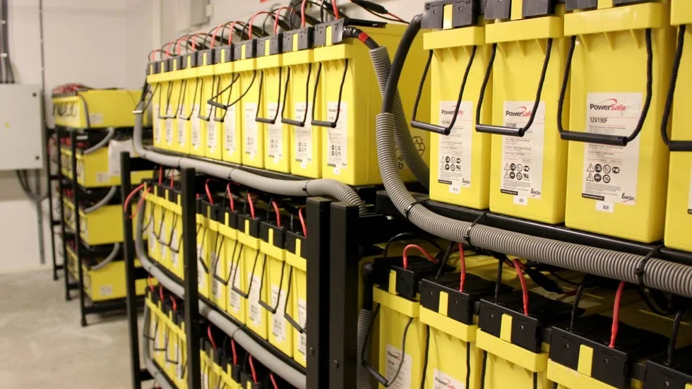 16 ton batterier finns till hands för att driva verksamheten i NSC:s superdator-hall.