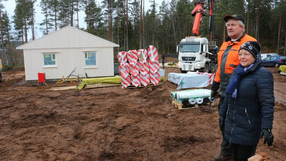 Anders Johansson och Pia Roupé tar en titt på den lilla stugbyn som sakta men säkert växer fram på Björkenäs intill Bysjön.