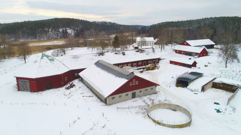 Herrsäter gård en knapp mil öster om Grebo. Hit flyttade familjen Carlsson 2013. Innan dess drev de lantbruk i Båtvik.