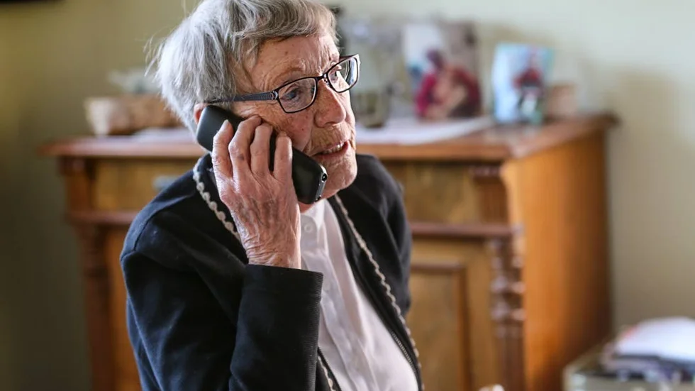 "Ursäkta mig, det var från  servicehuset. Vi bestämde tider när jag ska läsa för dom gamla", säger Elise 90 år och skrattar.