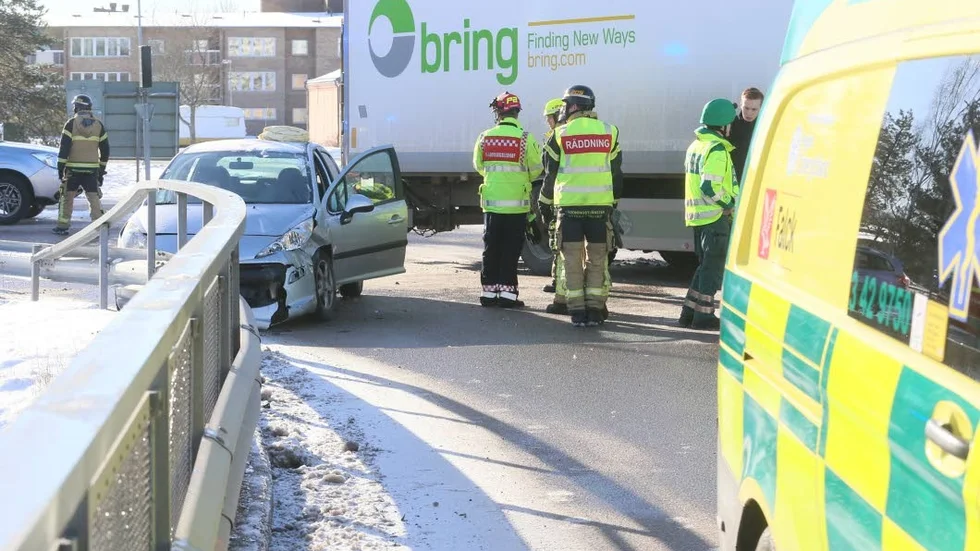 Olyckan inträffade vid korsningen Lambohovsvägen-Universitetsvägen.