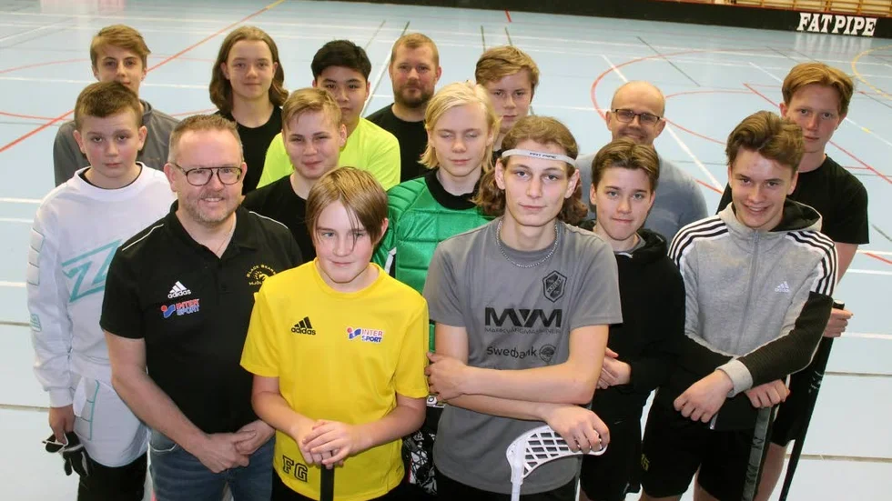 Mjölby IBK:s pojkar röd är samlade för ännu en träning i Lagmanshallen. Här tillsammans med tränare och ordförande. Idrottsresans del 16 handlar om Mjölbys innebandy.