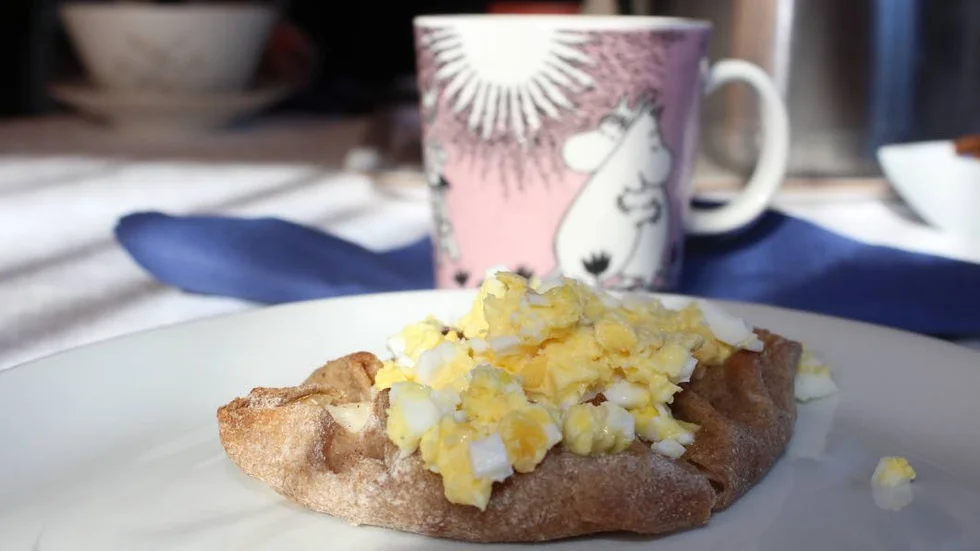Det bjuds karelska piroger och kaffe i Muminmugg i det Moumska hemmet i Björsäter.