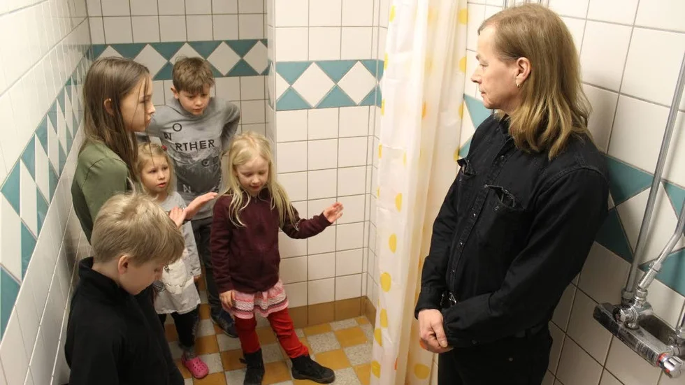 "Duscharna är ofräscha, i dörren är det ett hål så man kan se den som duschar på andra sidan och mittenduschen har bara kallvatten", berättade Melker Karlsson, Meja Lurges Nielsen, Agnes Wahlman, Tove Wall och Lukas Lurges Nielsen för Göran Gustafsson.