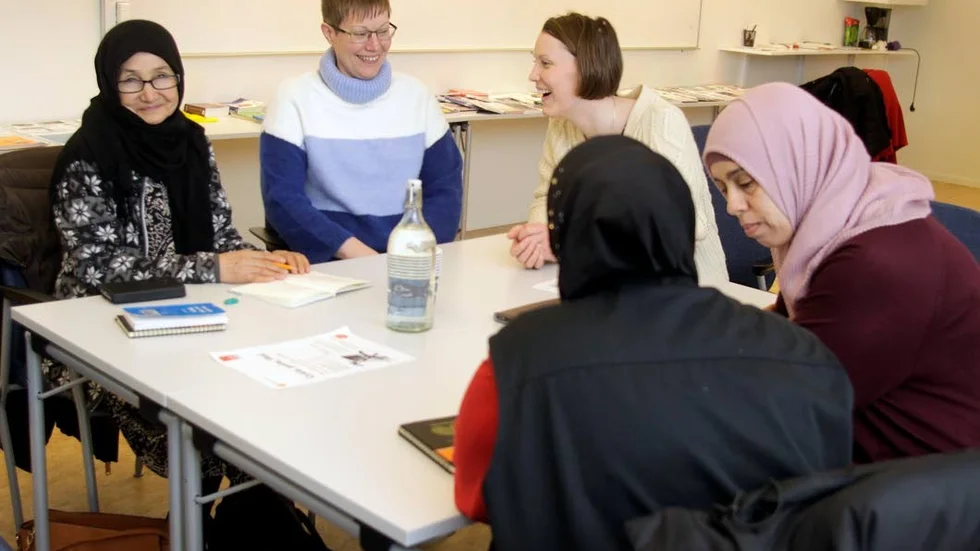 Inte bara läsning, det finns plats för skratt och flams också på läsecirkel för invandrarkvinnor.