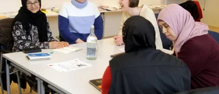 Kvinnor läser svenska och umgås