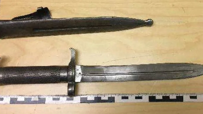 Hotade. Den upprörde mannen tryckte en knivbajonett mot sin hustrus hals. Bilden är från polisens förundersökning.