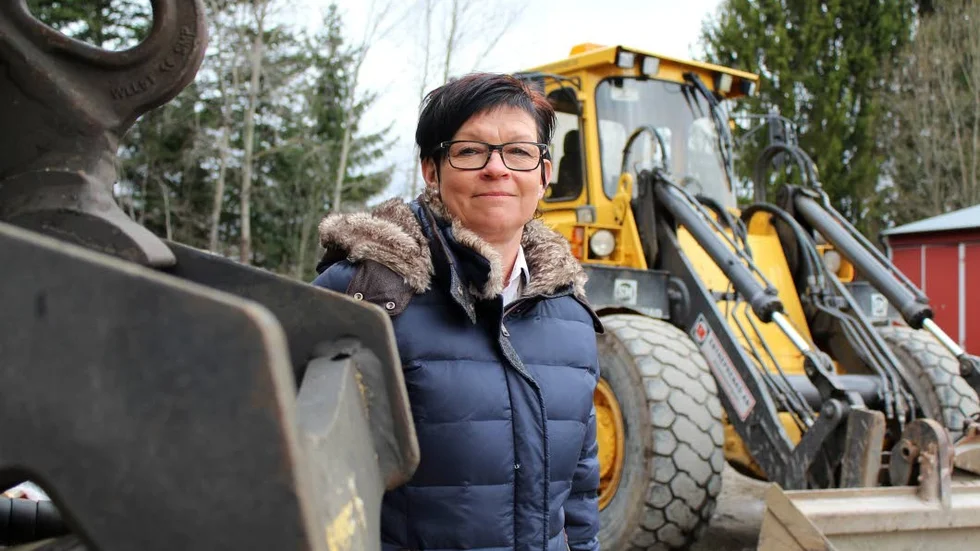 Bland grävmaskiner. "Jag hoppas på fler kvinnliga vd:ar i byggbranschen, det går väldigt långsamt framåt", säger Senja Ljung, vd på SM Entreprenad.