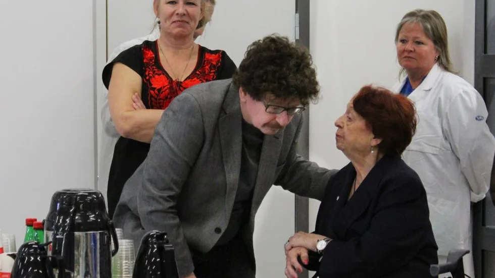 Berit Malmqvist (sittande) fick Lars Stjernkvist (S) att lyssna för 15 år sedan när striden stod om Vrinnevisjukhuset. Helen Andersson Molina var en av Vrinnevilistans grundare.