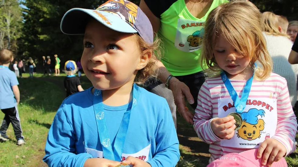Medalj. "Jag är så snabb" säger Ove, 2,5 år, nöjt. Elsa, 3, beundrar sin medalj.