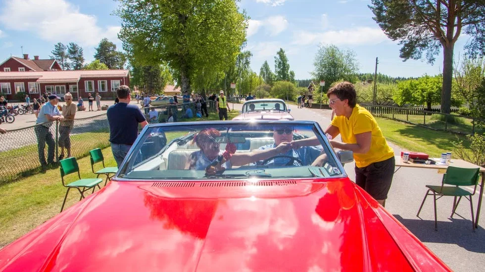 Välkommen. Tina Lindberg tar emot veteranbilarna när de rullar in i Igelfors. Pierre Bergdahl och Ann Karlsson kom i en Cadillac de Ville, årsmodell 1968.