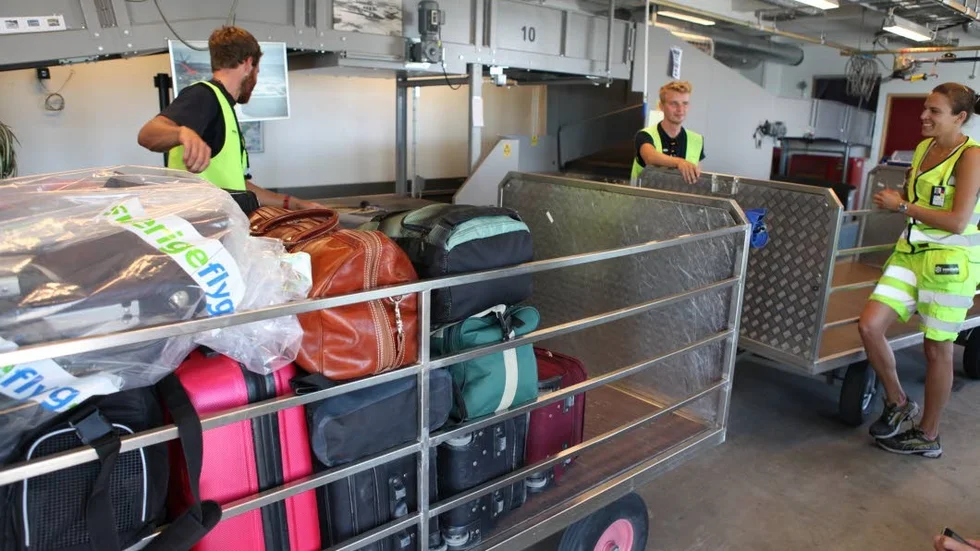 På flygplatsen finns det många sommarjobbare i ungefär samma ålder.