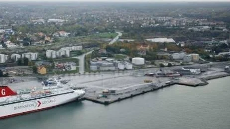 "Att vi bara har havet och luften som alternativ gör oss sårbara och sårbarheten handlar inte bara om gotlänningarnas pris för att ta sig härifrån och hem igen".