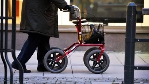 tant gumma gammal gamling pension pensionär rullator halkolycka olycka halka dam