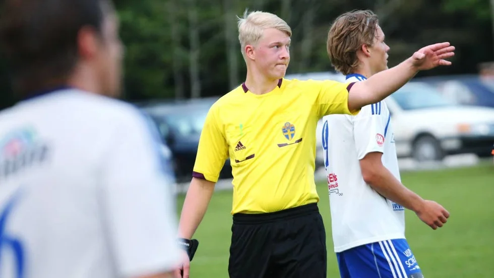 Hemma. Adam Ladebäck dömer även en och annan match på Gotland, senast var det DM-finalen mellan FC Gute och Dalhem.
Foto: Krister Nordin