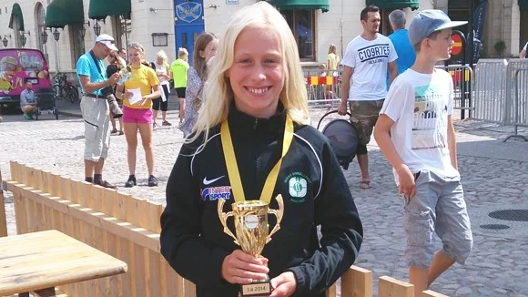 Erika Strömbeck med pokalen hon vann