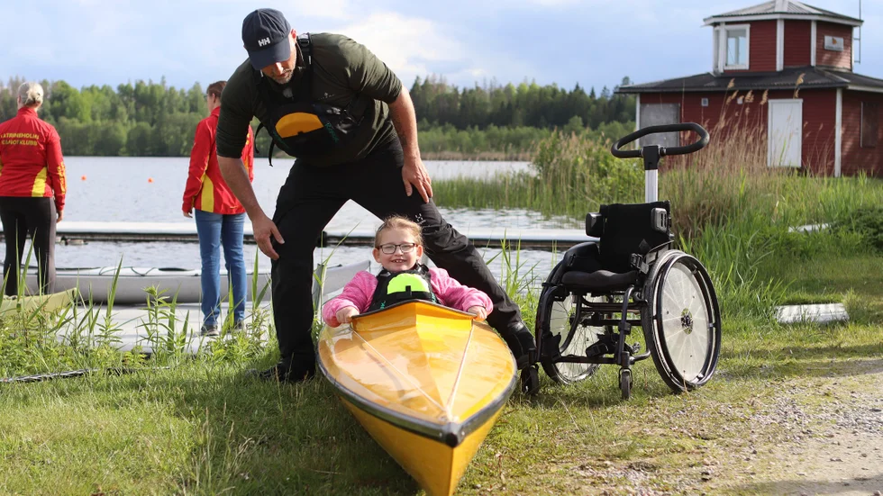 7-åriga Vilda Johansson satt ganska länge i kanoten på land, men uppmuntrad av KKK:s Mats Nilhage, Helena Ripa och Peter "Foppa" Forsberg vågade hon sig till slut ut på vattnet.