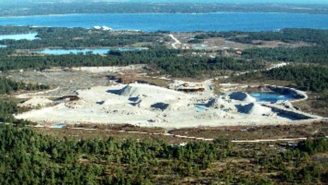 Svenska Minerals kalkbrott vid Stucks i Bunge som det såg ut 2001. I dag finns det knappt någon verksamhet alls i brottet.