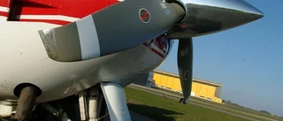 Flygplan nödlandade på åker