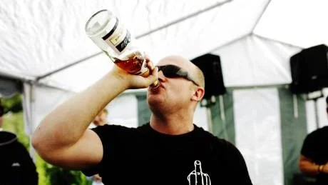 Fyller år. Jan Gustafsson passar på att fylla år under Lelleträffen och blir firad med champagne.