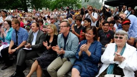 Det är glädjande och alltfler länder uppmärksammar fenomenet Almedalsveckan där politiken får sådant utrymme en hel vecka och att det sker i sådan öppen atmosfär. Unikt i världen. Stefan Löfven gjorde riktigt bra ifrån sig. Börjar bli varm i kläderna.